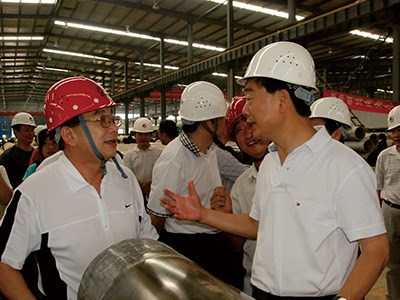 原湖南省省委常委、常務(wù)副省長(zhǎng)于來山視察生產(chǎn)車間時(shí)與彭琪董事長(zhǎng)親切交談