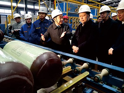 原衡陽市委書記、市人大常委會(huì)主任周農(nóng)（湖南省人大常委會(huì)副主任、黨組成員、省總工會(huì)主席）視察金化高容，彭琪董事長(zhǎng)現(xiàn)場(chǎng)陪同